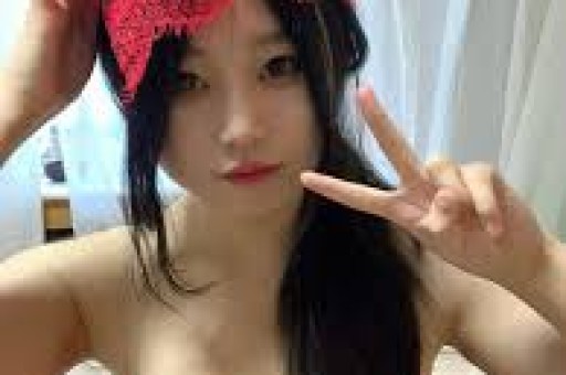 刘晓庆被指耍大牌现身河南万岁山和王婆同台全场冷脸拒讲话